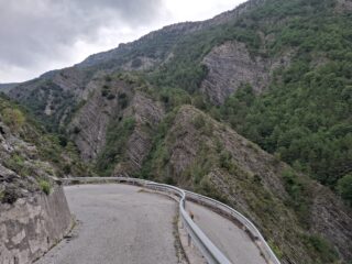 La discesa dal Col de la Sinne offre scorci inaspettati