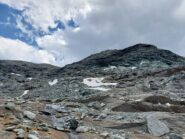 Dalla conca, si raggiunge facilmente la cresta passando dall'insellatura