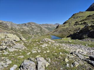 Il lago da raggiungere visto in discesa 