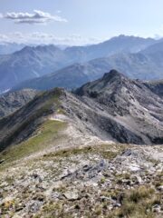 il sentiero verso il Colle di Barasson, sullo sfondo la Tete de Barasson