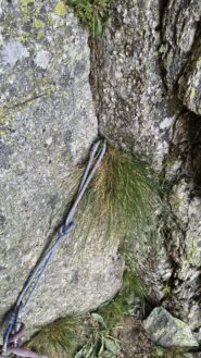 Chiodo alla base del camino