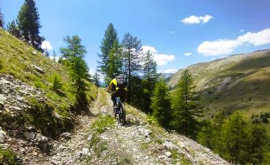 Sulla traccia a fianco del lungo canale che porta al col de la Creche