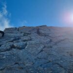 La placca di accesso all'anticima, molto divertente