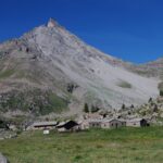 Grand Nomenon e omonimi alpeggi. Sullo sfondo il Col Charbonniere