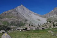 Grand Nomenon e omonimi alpeggi. Sullo sfondo il Col Charbonniere