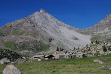 Grand Nomenon e omonimi alpeggi. Sullo sfondo il Col Charbonniere