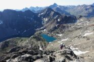 Gli ultimi tratti della cresta, con parte della via di rientro, verso i laghi.
