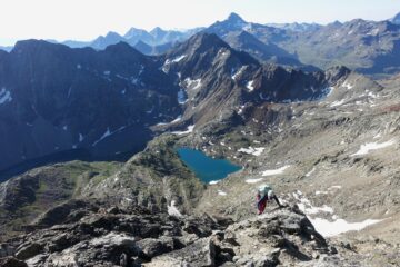 Gli ultimi tratti della cresta, con parte della via di rientro, verso i laghi.