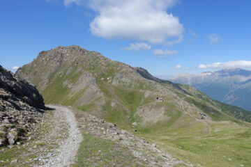 La strada militare e la cima delle vallette sullo sfonde