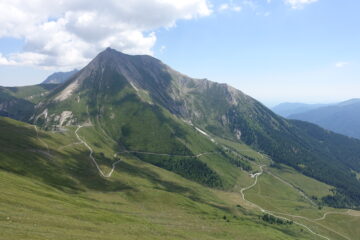 Colle delle finestre e in basso alpe Pintas