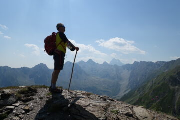 Guardando verso la testata della val Pellice spunta il Monviso