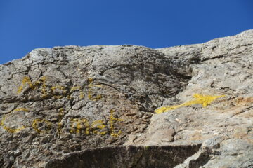 Il grande sasso con la scritta monte colmet sbiadita che fa girare rispetto alla morena ed ometti che vanno al colle Colmet