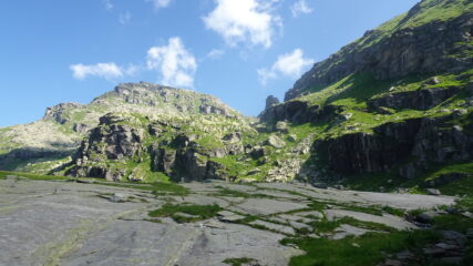quasi al Lago di Lee, al centro il torrione al colle di Nora e a sx la nostra meta.
