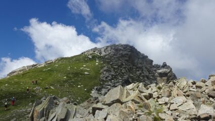 salita dal colle di Nora , in alto a dx la croce di vetta
