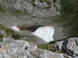 A picco sulla dolina ancora innevata