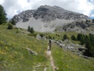 sullo sfondo il versante ovest della Punta Charrà
