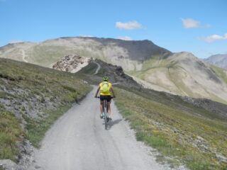 la cima, spianata, con le rovine del Forte Jafferau 