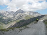discesa con ampio panorama verso la testata della Val Fredda