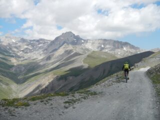 discesa con ampio panorama verso la testata della Val Fredda