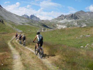 verso l'inizio del sentiero....sullo sfondo i Serous
