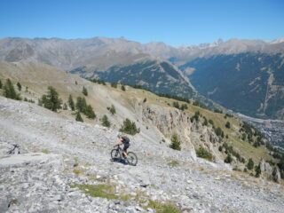 sterrato con fondo molto pietroso ma ciclabile 