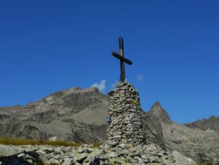 Croce di vetta tra Rocca dell'Abisso e Rocca della Bastera