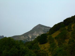 L'inconfondibile sagoma scialpinistica del Chiamossero