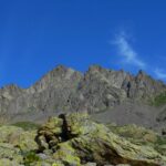 Becco Alto d'Ischiator, a destra il Passo di Laris