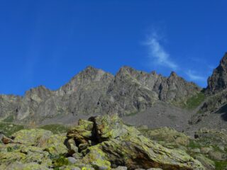 Becco Alto d'Ischiator, a destra il Passo di Laris