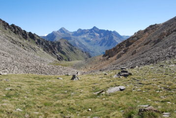 L’arrivo al colle, col gruppo dell’Emilius sullo sfondo e il sentiero che scende a Epinel