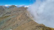 La sella. Panorami che spaziano vasti, un salto di scala, tutto si ridimensiona