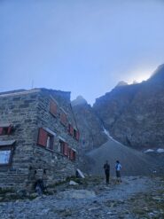 Il piccolo nevaio all'attacco della cresta