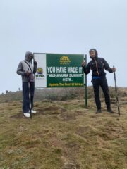 plateau di vetta con l'insegna del parco nazionale ugandese