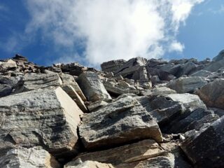 Le ultime decine di metri sotto la cima, che non abbiamo più fatto (foto A. Valfrè).