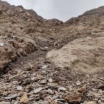 Fascia terrosa e sopra il salto di roccia 
