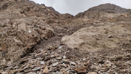 Fascia terrosa e sopra il salto di roccia 