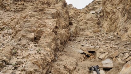 Poco sopra il salto di roccia si sale in questo canale 