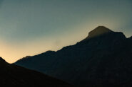 Le tinte del sunset against la silhouette del Mont Dela' 