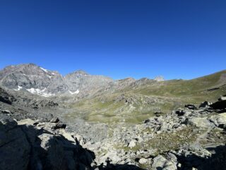 Vista dal Passo delle Mangioire in direzione Lago di Bessanetto e Lago della Rossa.