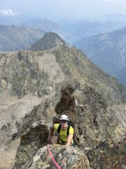 Raggiunta la cresta dopo il vago diedro di roccia rossa
