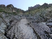 Si entra nel canale presso il masso incastrato e dove iniziano i segni 