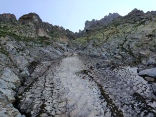 Si entra nel canale presso il masso incastrato e dove iniziano i segni 