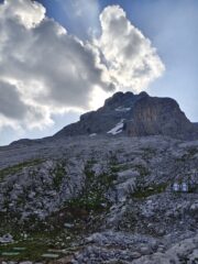 ben visibile la grotta a sinistra della normale di salita/discesa