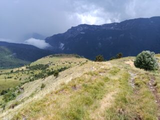 Discesa verso Pian Rosso e Viozene fuori dal temporale 