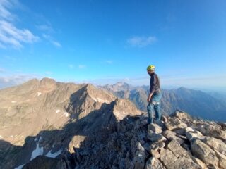 La cresta vista dalla Maledia. Si nota l'intaglio del camino iniziale di Cima Borello