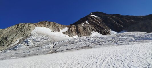 Dalla parte bassa del ghiacciaio, vista sulla cresta SW