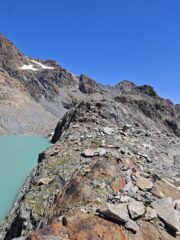Dorsale su cui si procede per superare il Lago Superiore. Nelle mappe questo pezzo di sentiero non sempre è tracciato, ma basta seguire i segni di vernice rossa