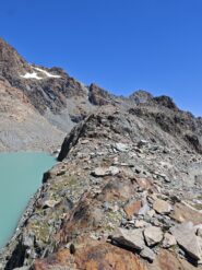 Dorsale su cui si procede per superare il Lago Superiore. Nelle mappe questo pezzo di sentiero non sempre è tracciato, ma basta seguire i segni di vernice rossa