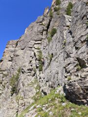 Muro fessurato di L1, ben evidente contro cielo il torrione staccato che genera il camino di L4