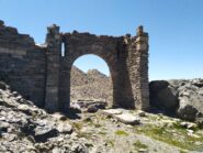 Portale in rovina del forte orientale